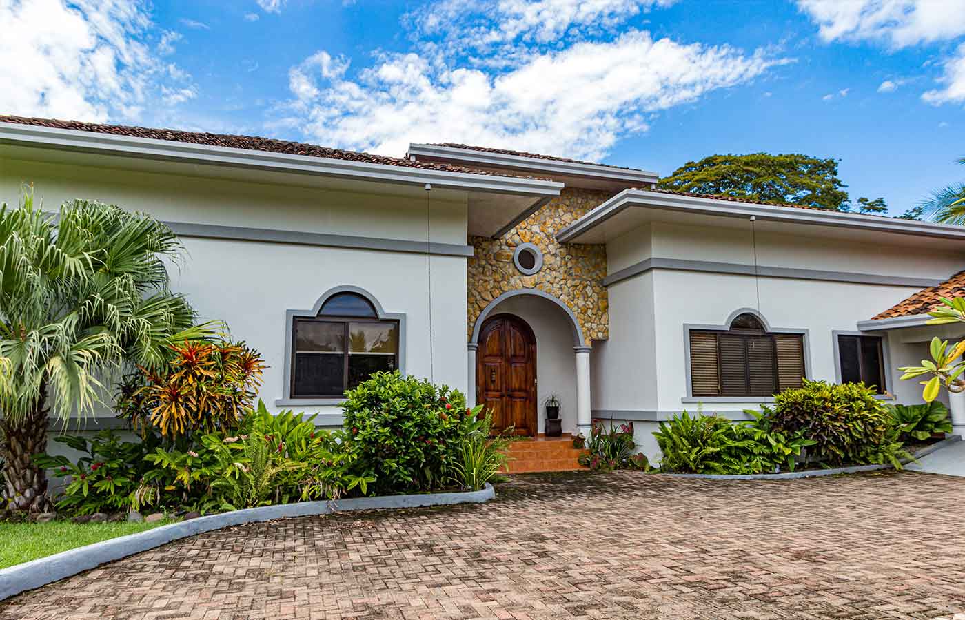 ساختمان ۴ طبقه زیبا و جادار